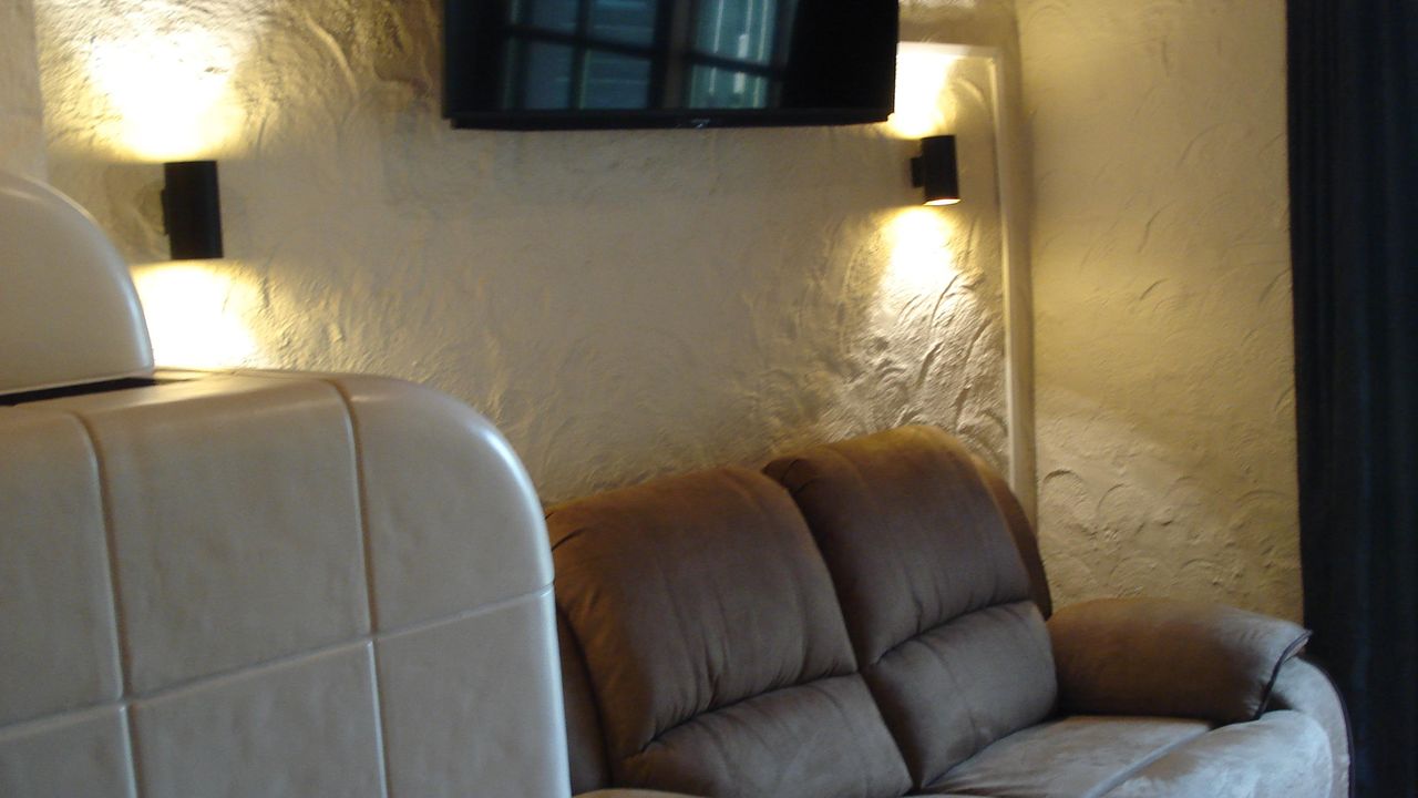 Wohnzimmer mit Kamin und Ausgang zum Garten Wohnzimmer mit Kamin und Ausgang zum Garten